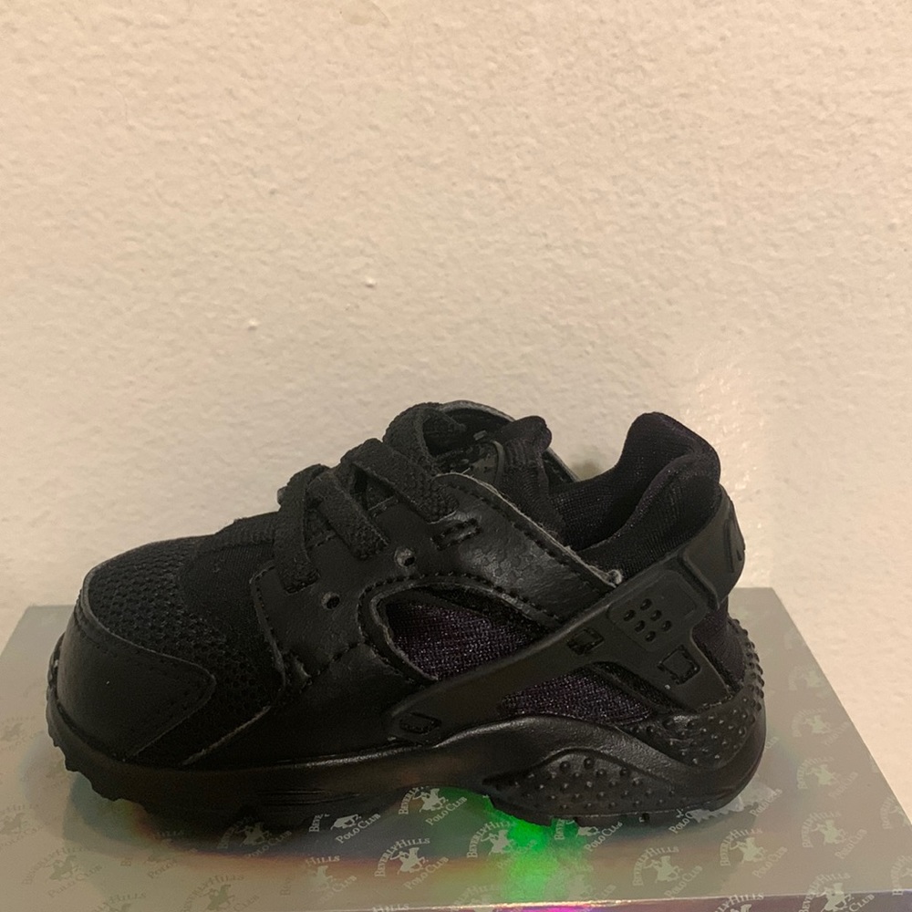 Brand New Nike black baby huaraches never worn size 4c